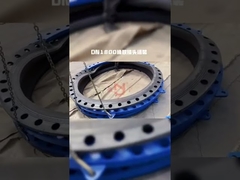 大型ゴムジョイントのフランジを取り付けます